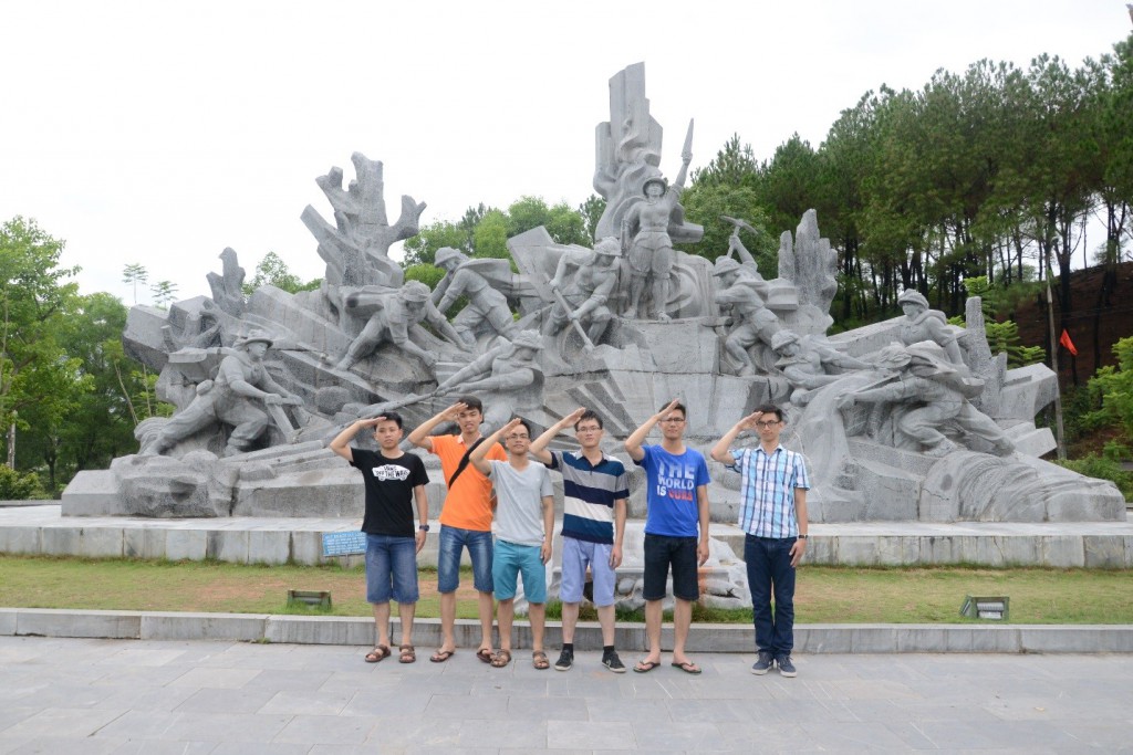 Thăm và chụp ảnh lưu niệm tại khu di tích Ngã ba Đồng Lộc