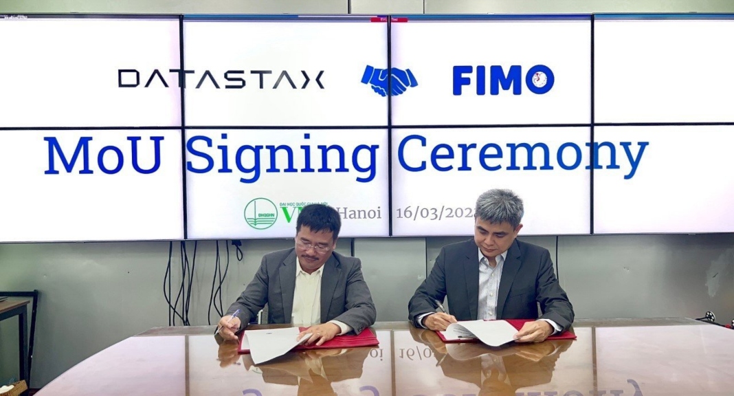DataStax signs a memorandum of understanding (MoU) with FIMO, a research center in smart cities solutions, on March 16 - PHOTO: THU NGA